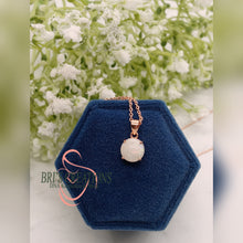 Load image into Gallery viewer, Prong Necklace (8mm & 15mm)